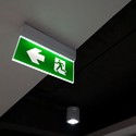 Nødbelysning 4i1 oppheng - EXIT skilt, selvtest-knapp, vegg/tak/vaieroppheng, 6000K